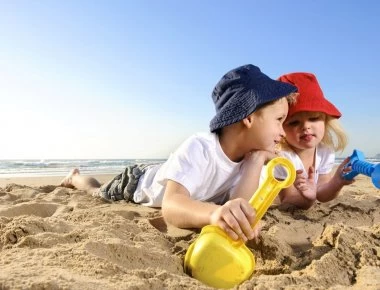 Πως να προφυλάξετε τα παιδιά από τον ήλιο